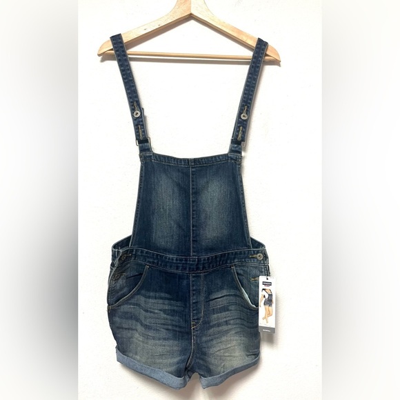 Levi’s Denizen Medium Wash Jean Shortalls
Romper NWT
Size Medium - Picture 3 of 9